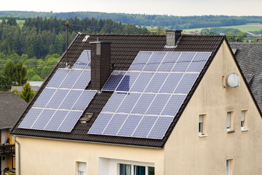 Off grid solar home with rooftop panels reducing the average monthly electric bill with solar panels.